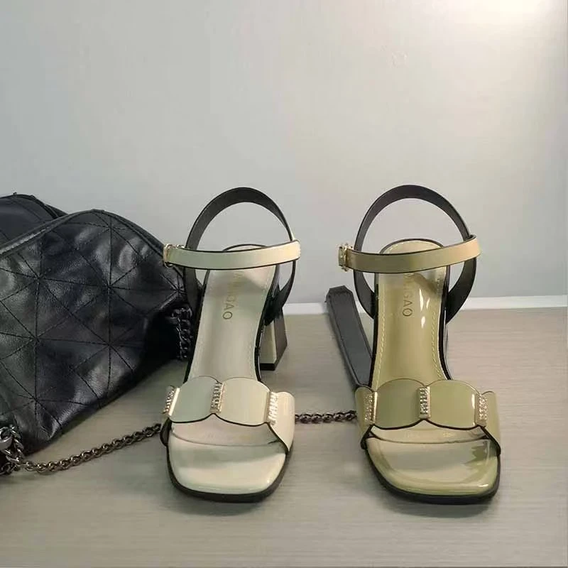 48236漆皮高跟女露趾粗跟凉鞋时装凉鞋皮带扣沙丘废土风