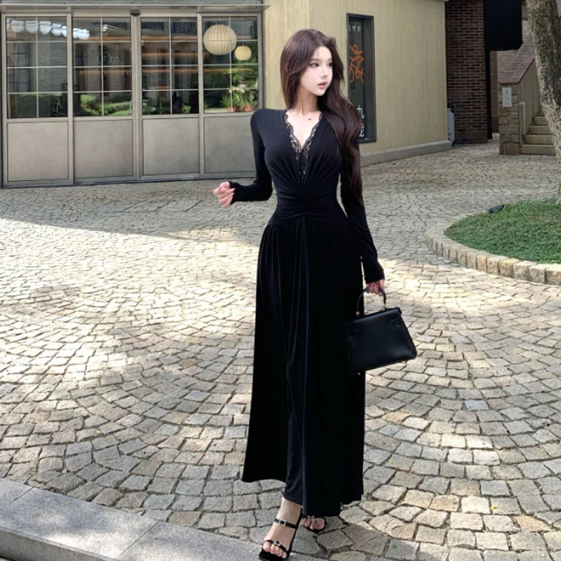 韩系御姐风高级感V领收腰修身连衣裙大方得体绝美小黑裙2025秋季