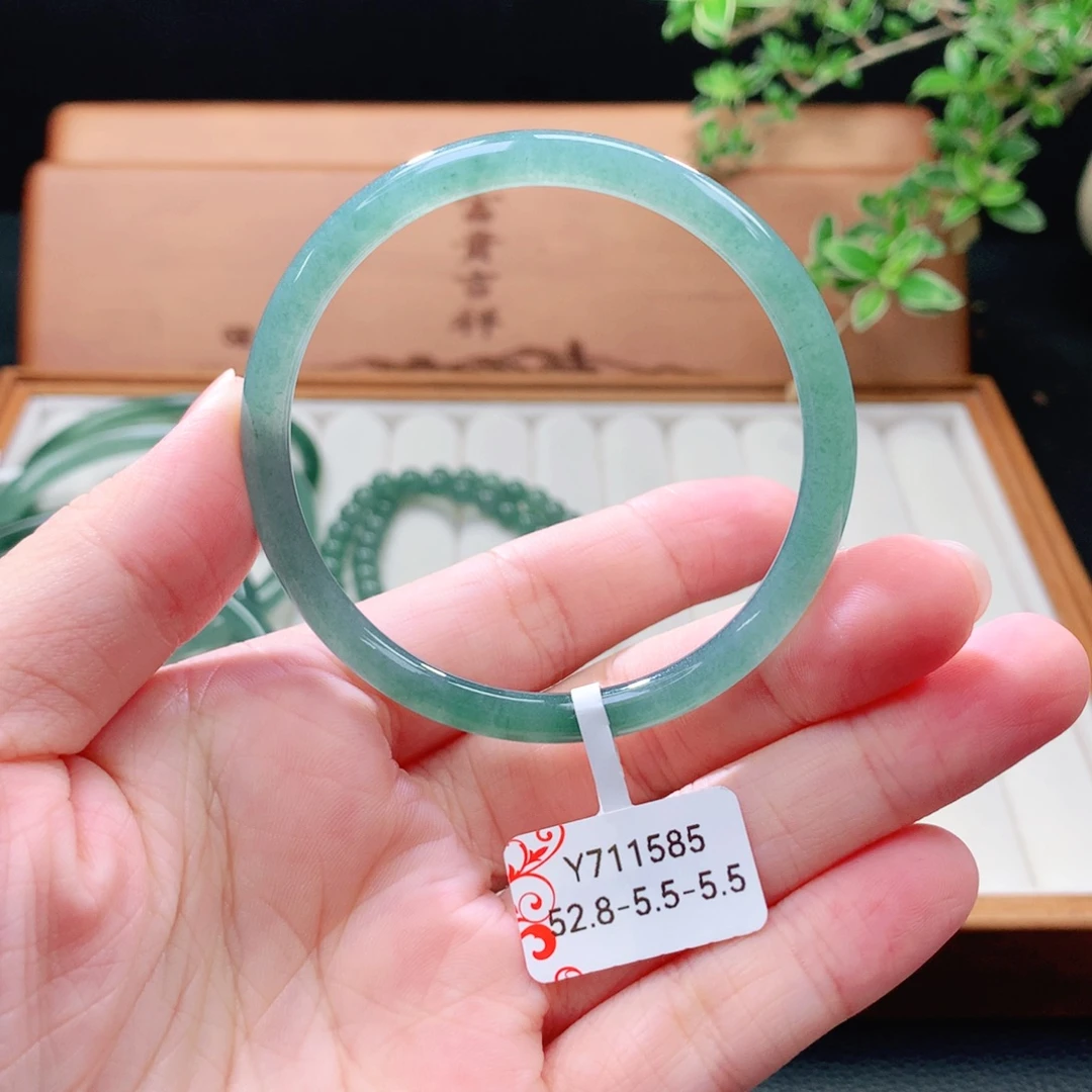 未镶嵌手镯（圆镯）翡翠