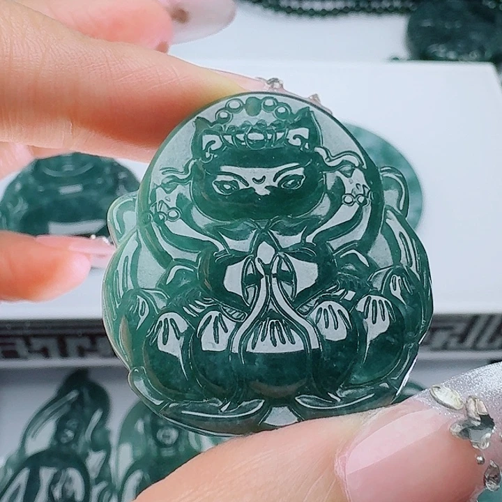 翡翠未镶嵌颈饰多样性发其一