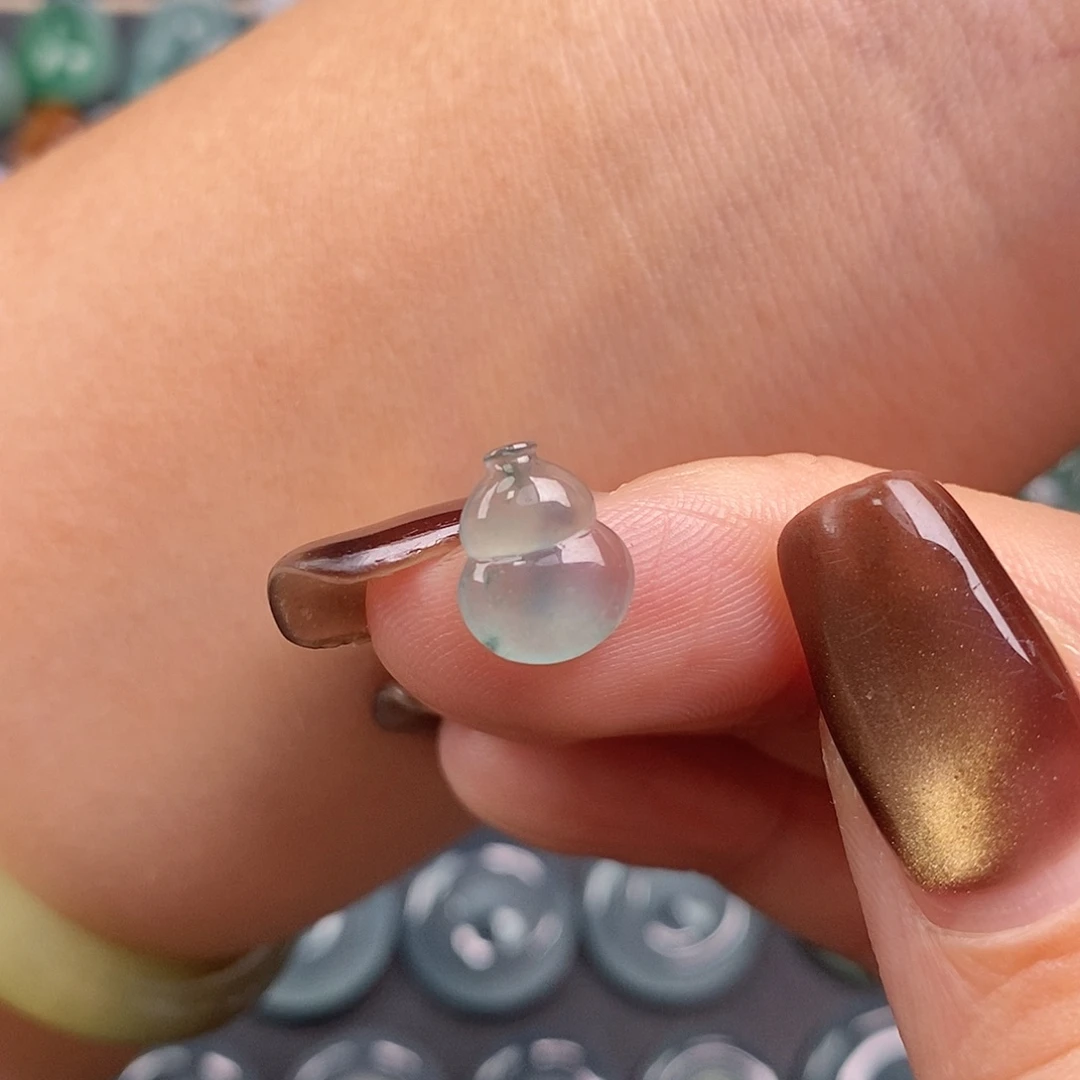 翡翠未镶嵌颈饰葫芦