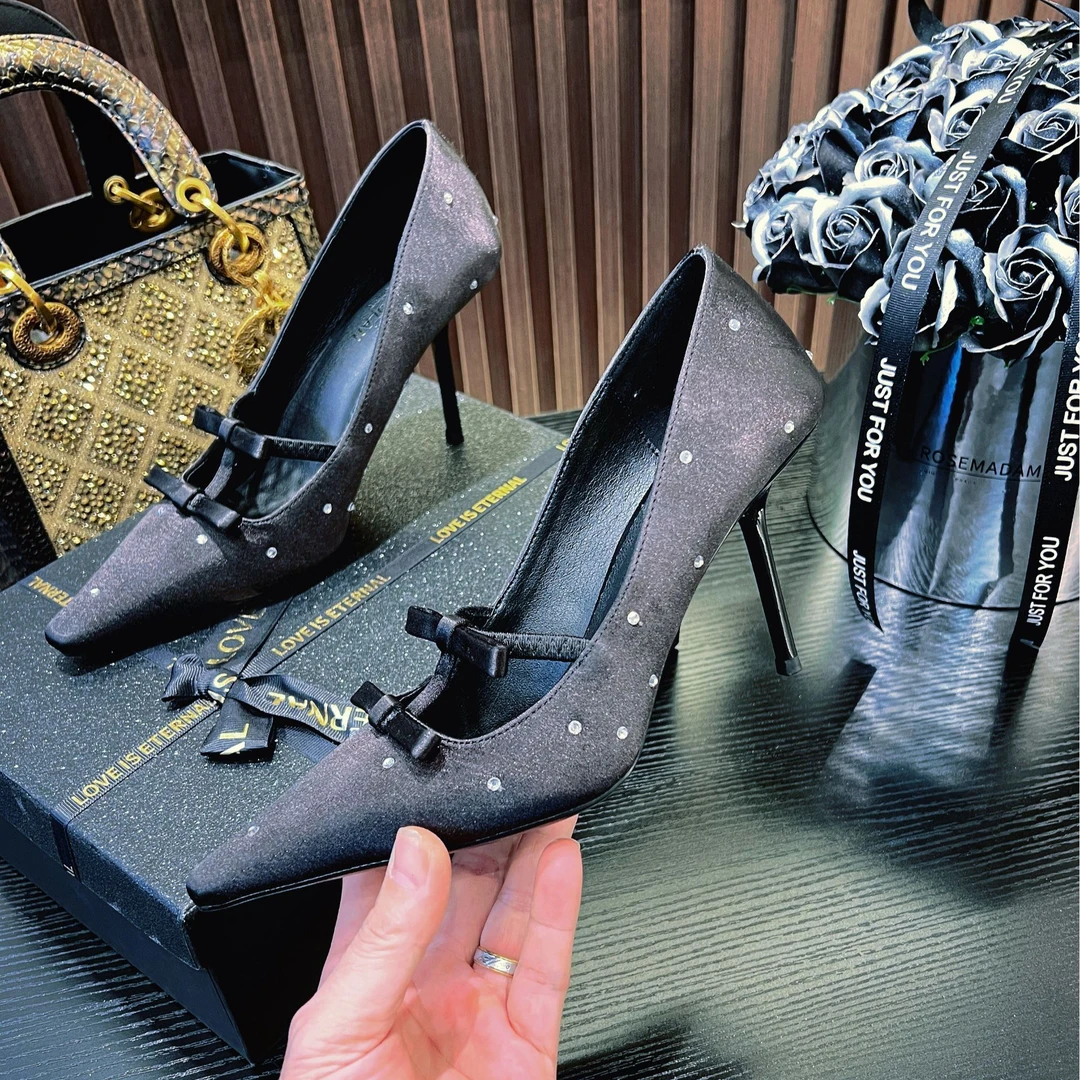 【DESROLAN】2025春季新款水钻蝴蝶结方头黑色高跟鞋女细跟法式单鞋