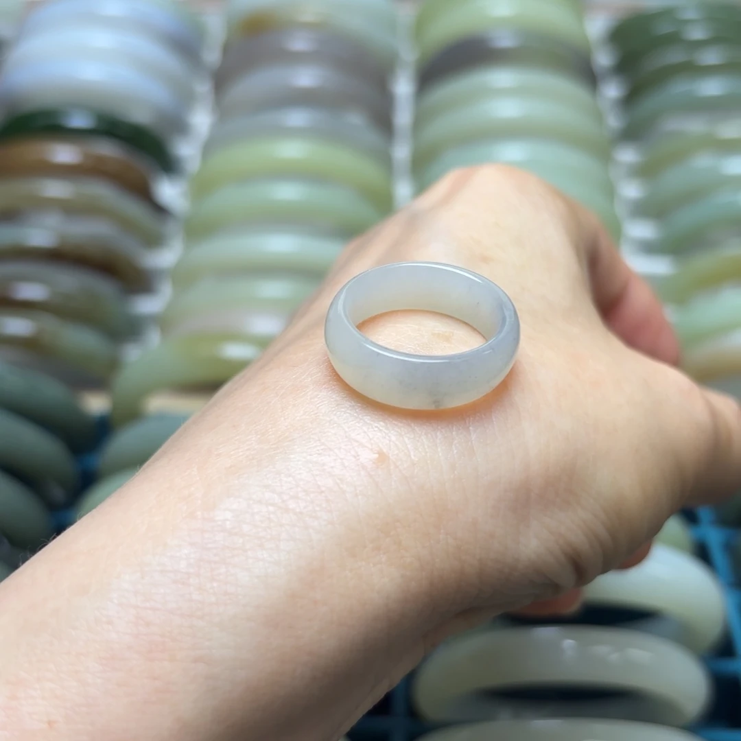 闫***乖和田玉戒指未镶嵌