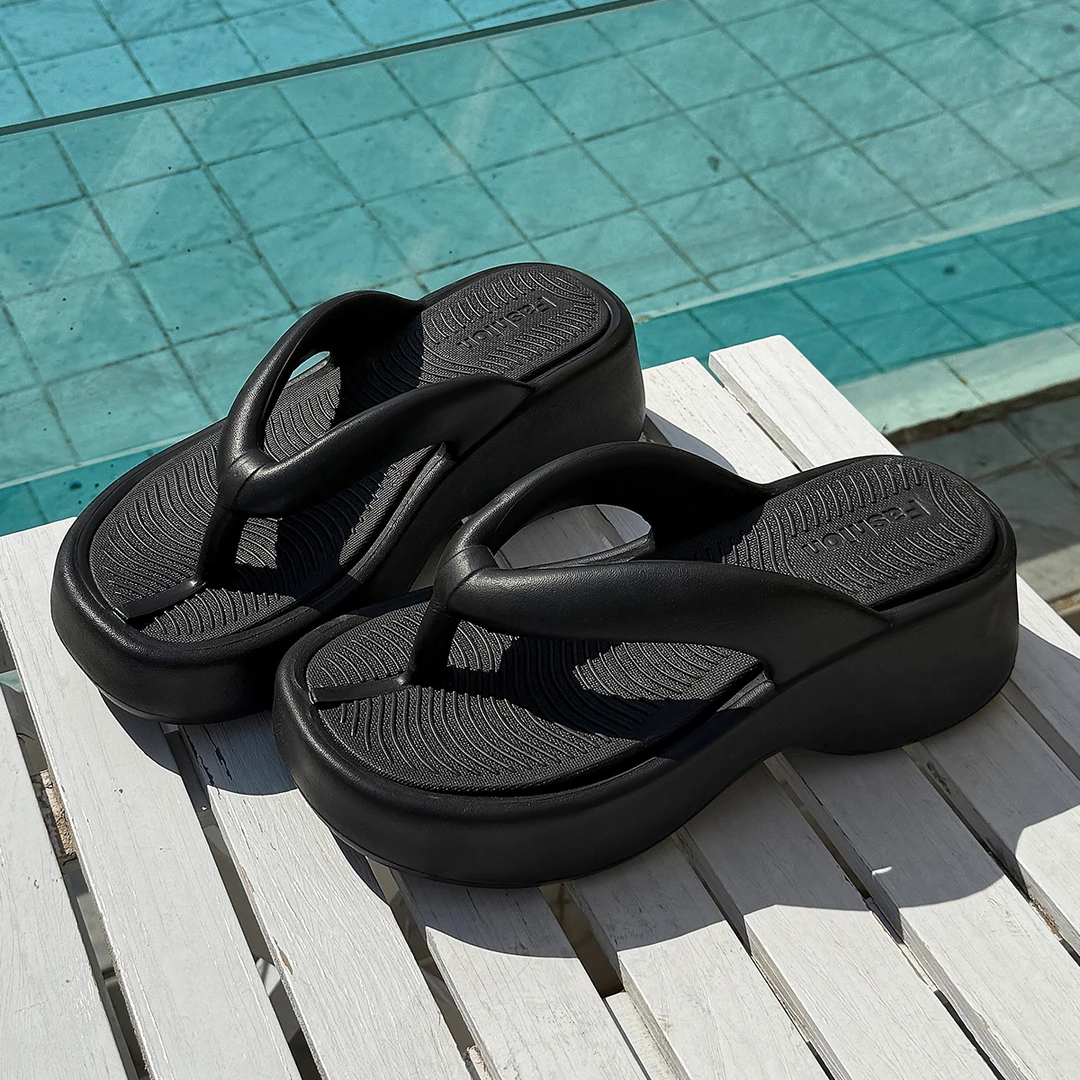 厚底人字拖女夏季外穿沙滩室内网红2025新款夹脚防滑时尚凉拖鞋女