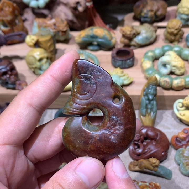 未镶嵌岫岩河磨玉（透闪石质玉）把件