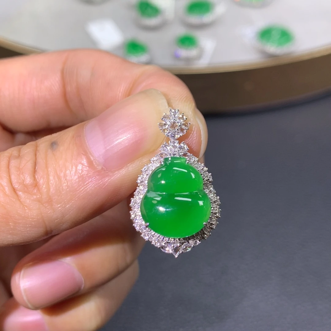 翡翠颈饰18K金镶嵌翡翠