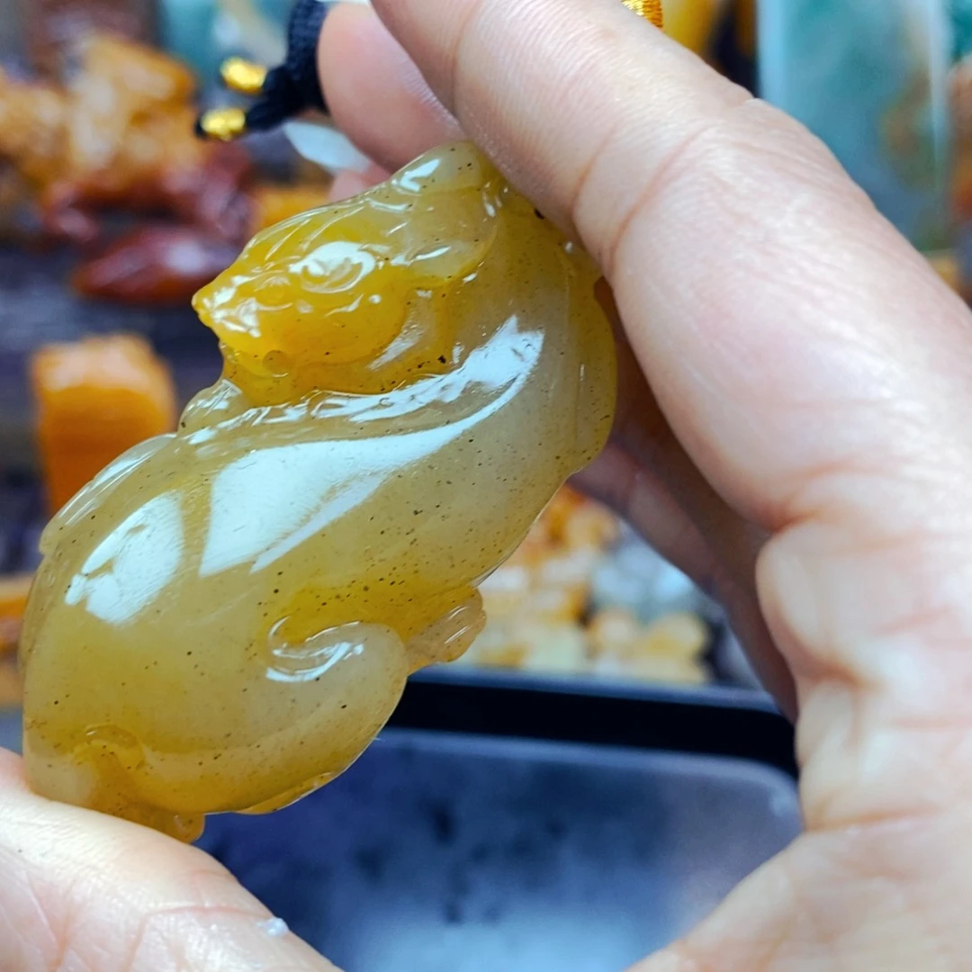 石英质玉（黄龙玉）未镶嵌颈饰
