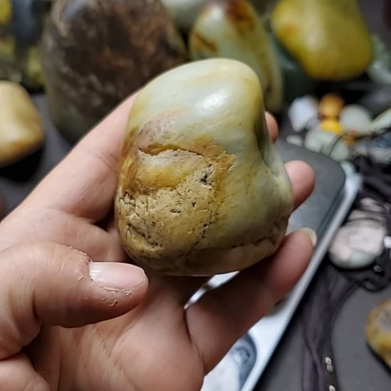 和田玉未镶嵌把件