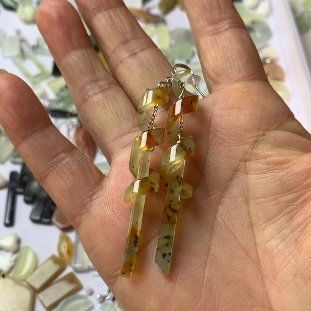 蛇纹石玉未镶嵌耳坠