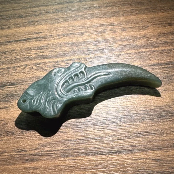 非金属玻璃吊坠 和tian玉龙牙一对吊坠