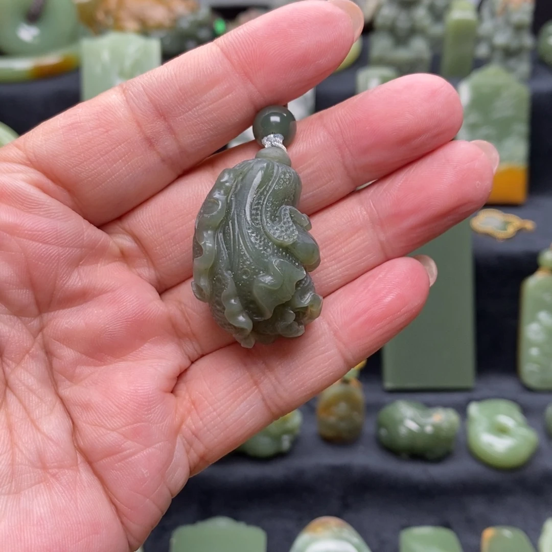 未镶嵌岫岩老玉（透闪石质玉）挂件