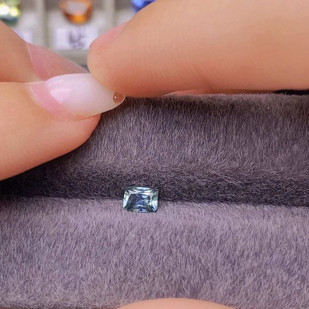 裸石蓝宝石玻璃体浅蓝色微微绿调透亮0.50ct/15100号