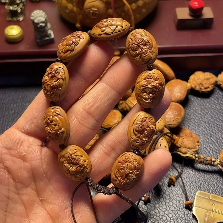大桃核雕刻瑕疵财神