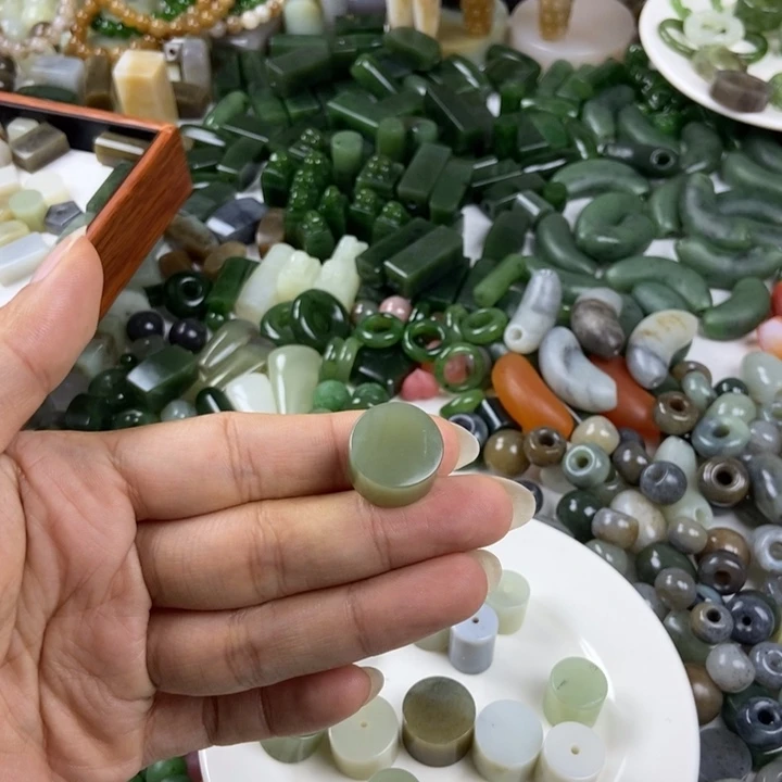 和田玉未镶嵌珠宝半成品理*