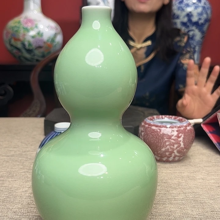 瓶豆青秞葫芦瓶一个