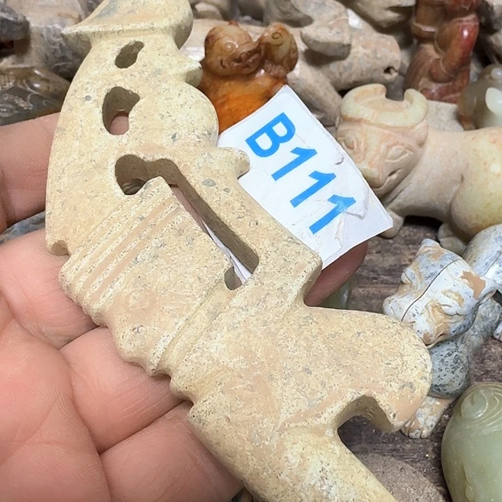 蛇纹石玉颈饰未镶嵌