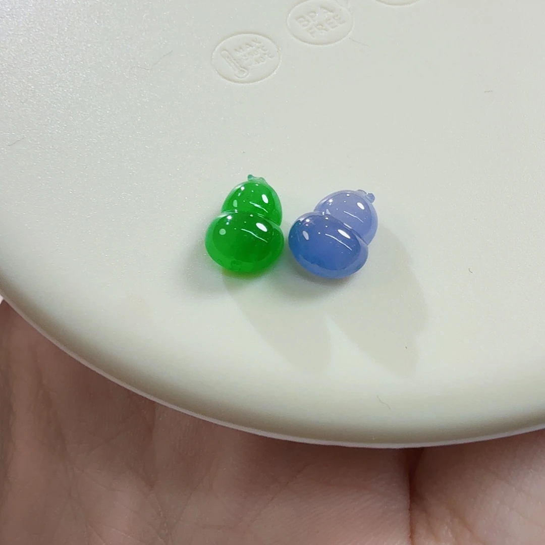 翡翠未镶嵌颈饰葫芦一对