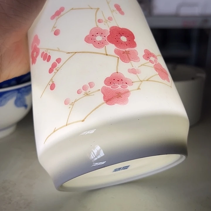 手绘笔筒陶瓷一个