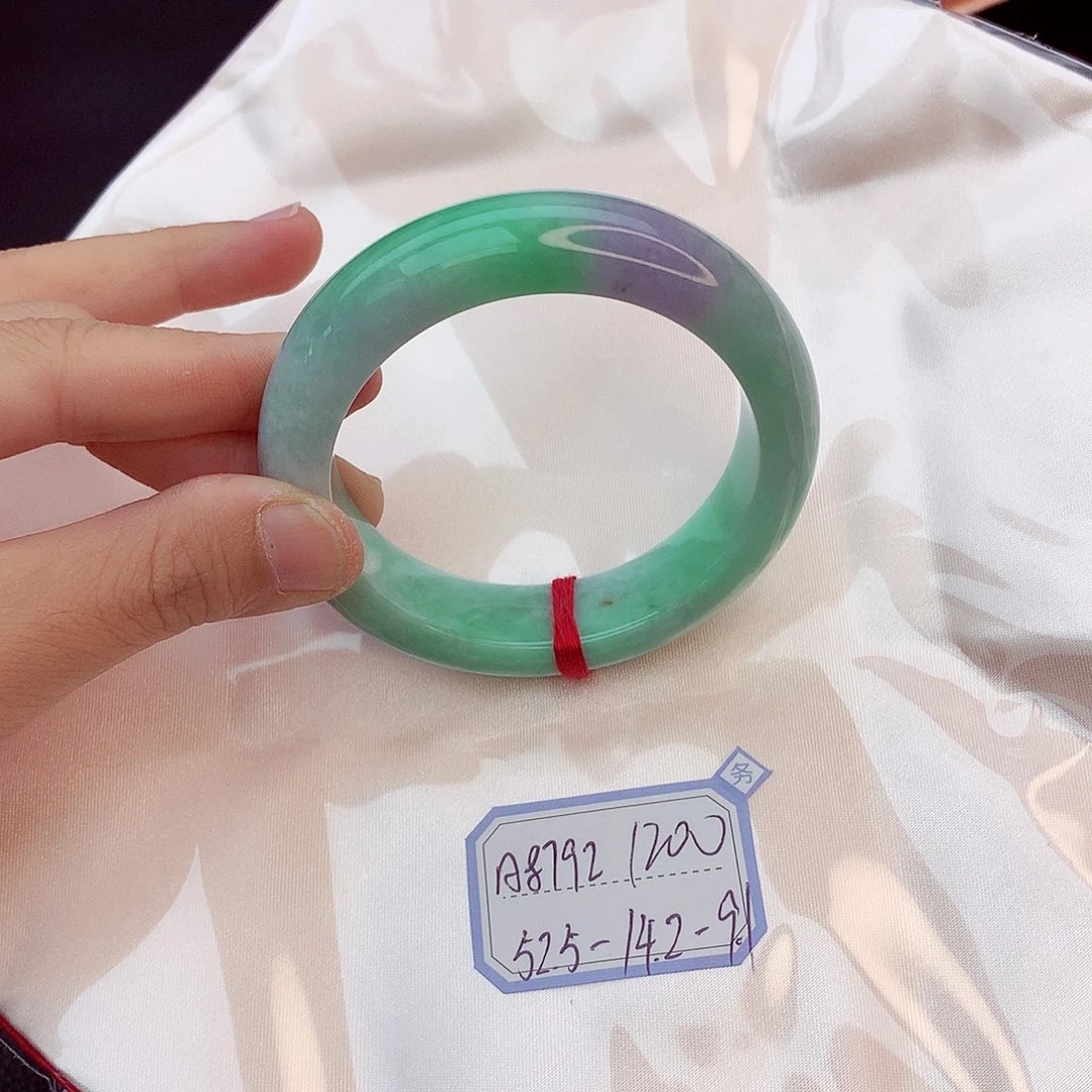 翡翠手镯未镶嵌翡翠