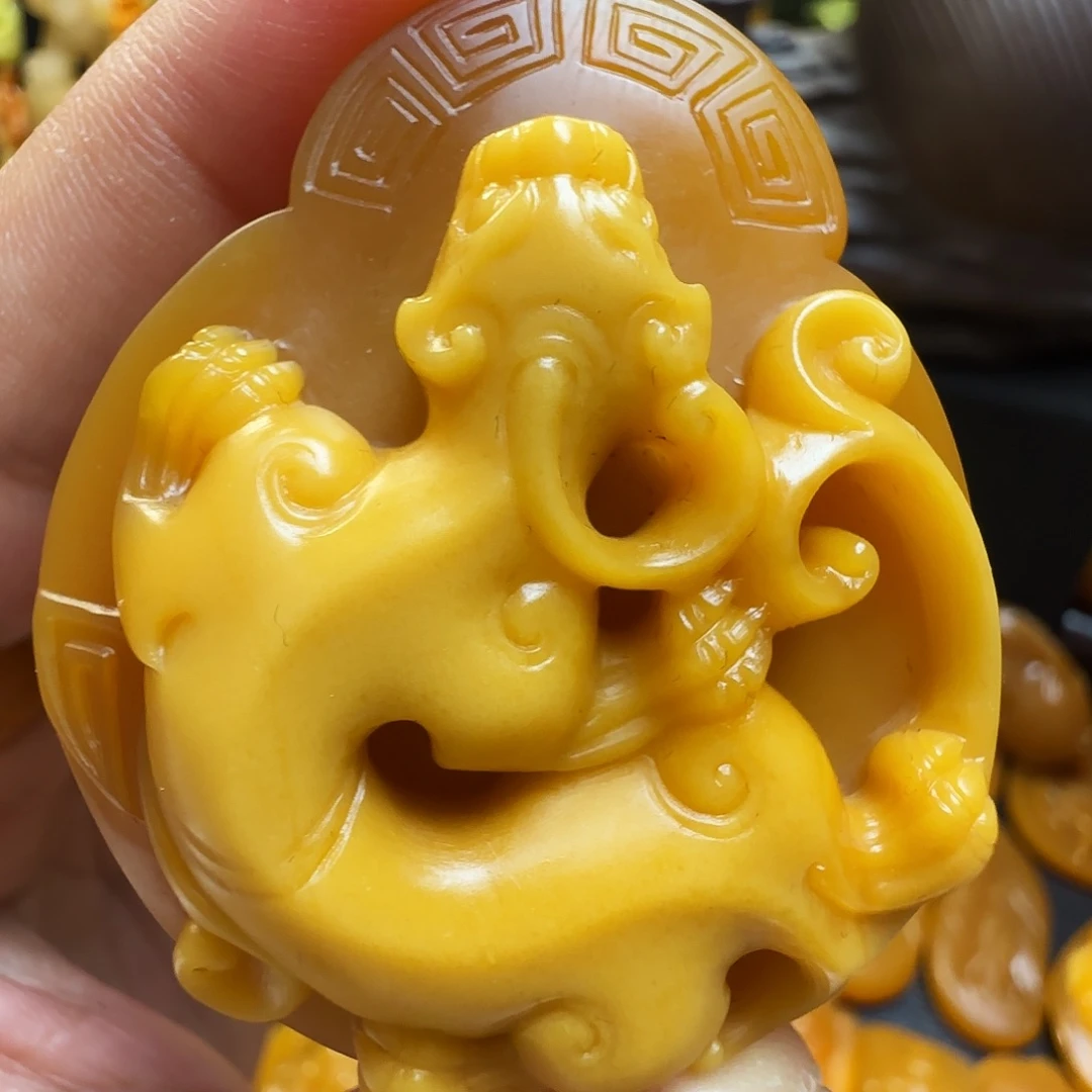 刘***焱石英质玉（黄龙玉）未镶嵌吊坠缅黄 俏色巧雕 螭龙