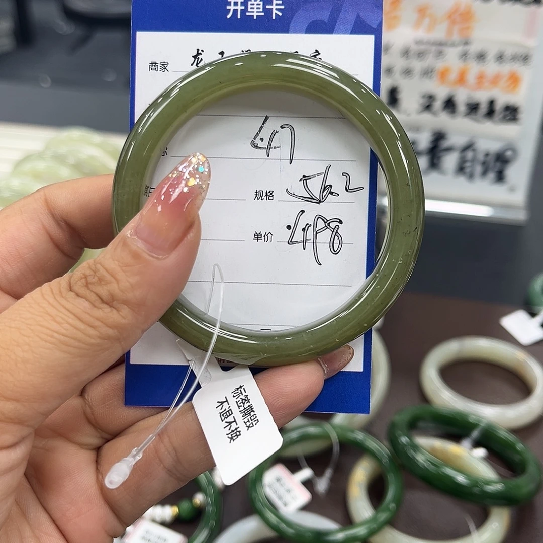 素***颜和田玉未镶嵌手镯