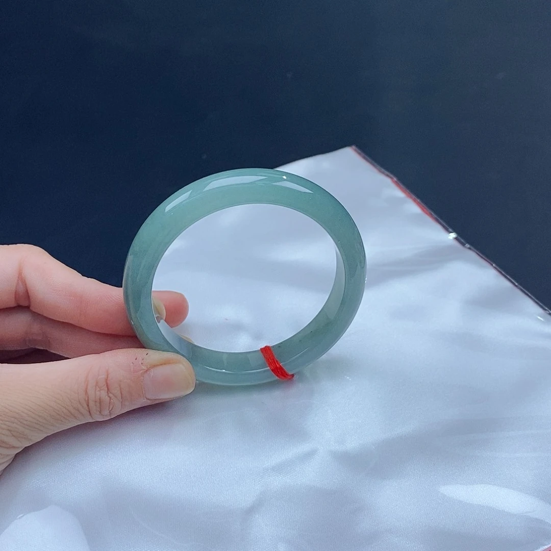 翡翠手镯未镶嵌翡翠