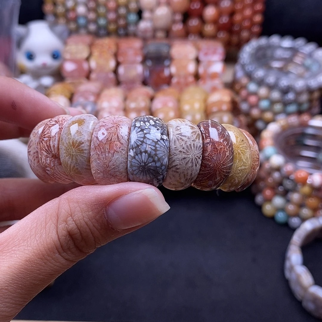 云***…硅化珊瑚（珊瑚玉）手牌 未镶嵌