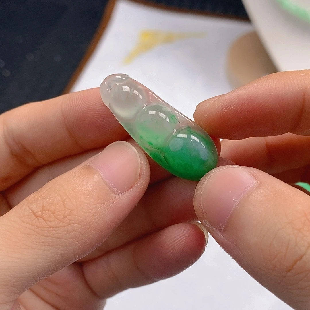 石英质玉（非洲翠）天然玉石未镶嵌