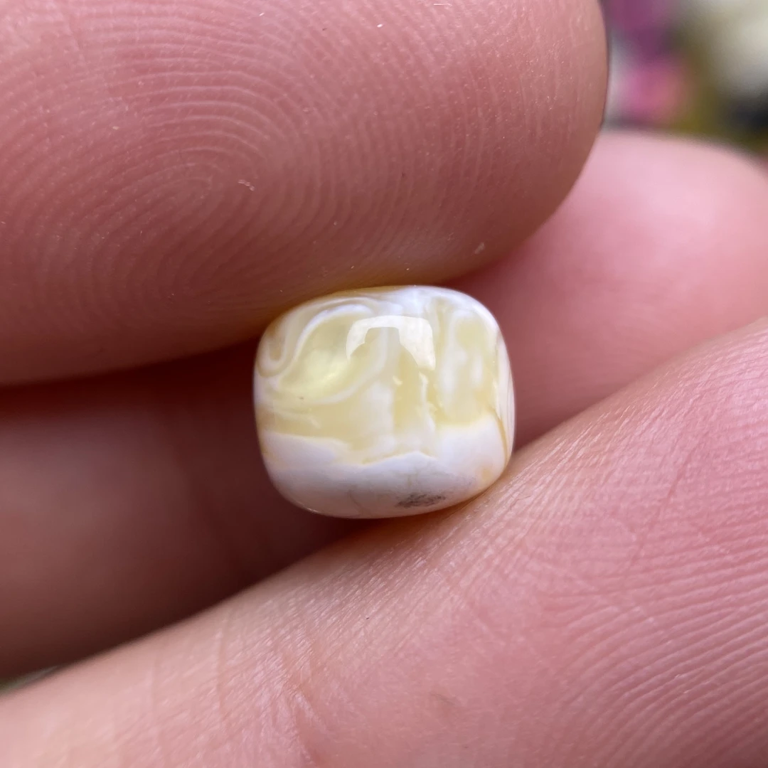 蜜蜡老型配饰8.2×7.2mm，一边孔带天然小爆花，天然无优化杂裂