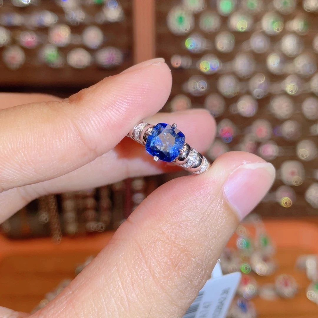 蓝宝石18K金镶嵌耳钉1.01ct 皇家蓝