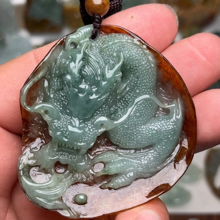 颈饰未镶嵌翡翠龙牌