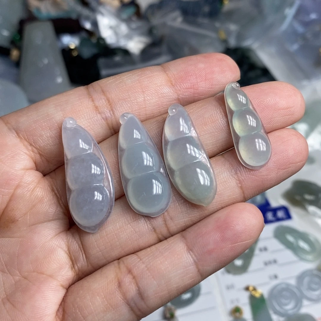 贩***落翡翠未镶嵌颈饰豆