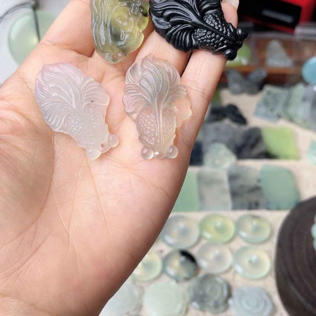 蛇纹石玉未镶嵌颈饰