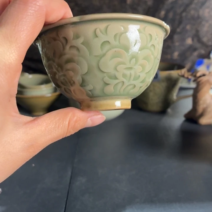 茶盏橄榄青釉手工刻花小海鸥杯子