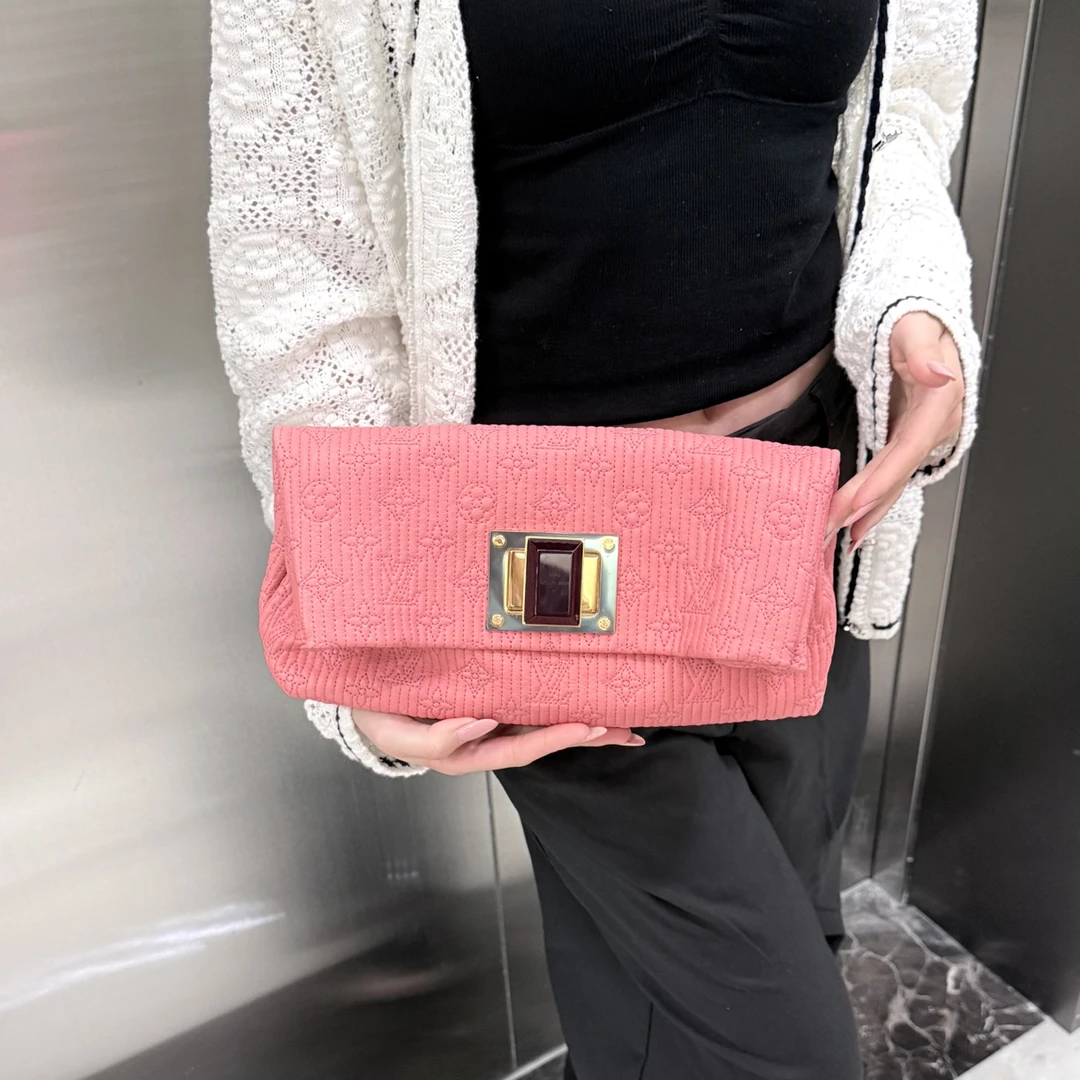 95新 LouisVuitton/路易威登 lv珊瑚粉压花翻盖晚宴手拿包