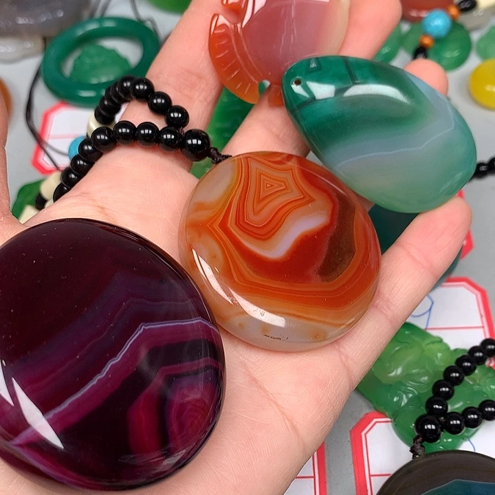 齐***风玛瑙/玉髓未镶嵌颈饰