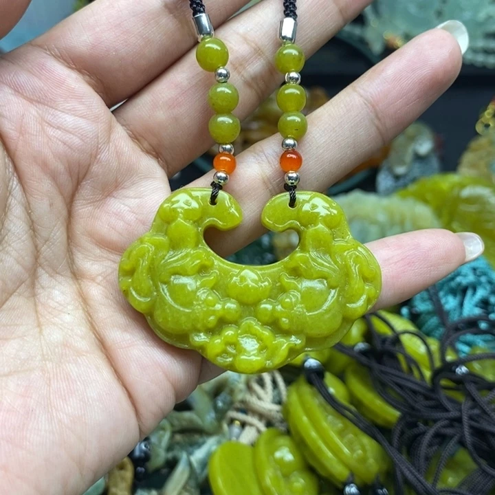 蛇纹石玉未镶嵌颈饰