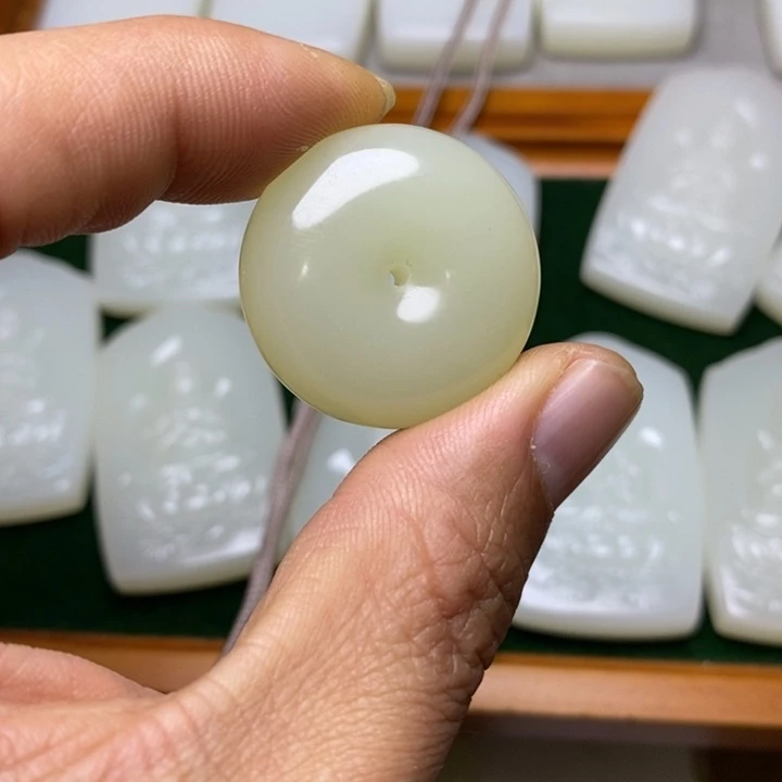 和田玉未镶嵌颈饰平安扣