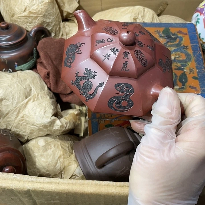 紫砂茶壶原矿泥料，手工制作的一把紫砂壶。