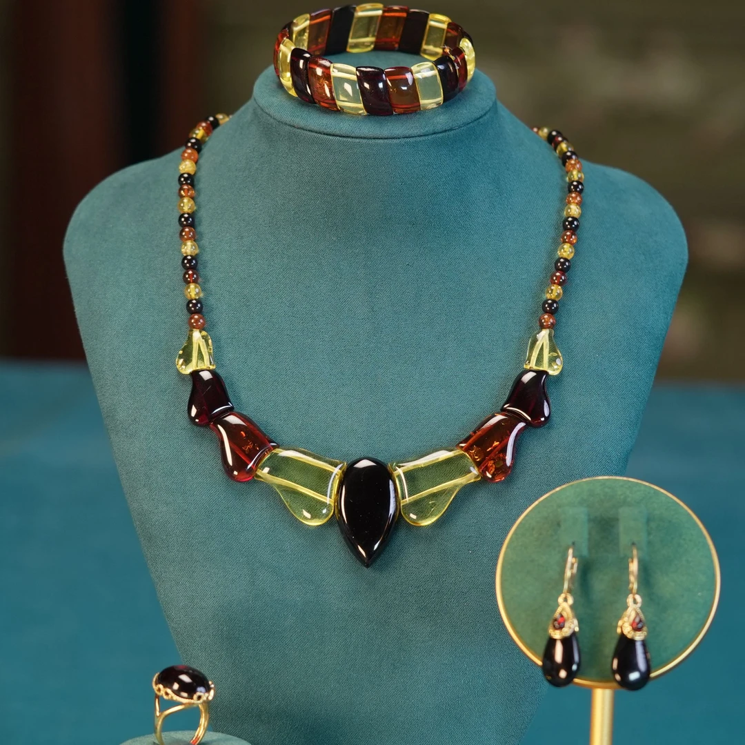 天然琥珀蜜蜡套装43.7gتەبىئىي كەھرىۋا يۈرۈشلۈك