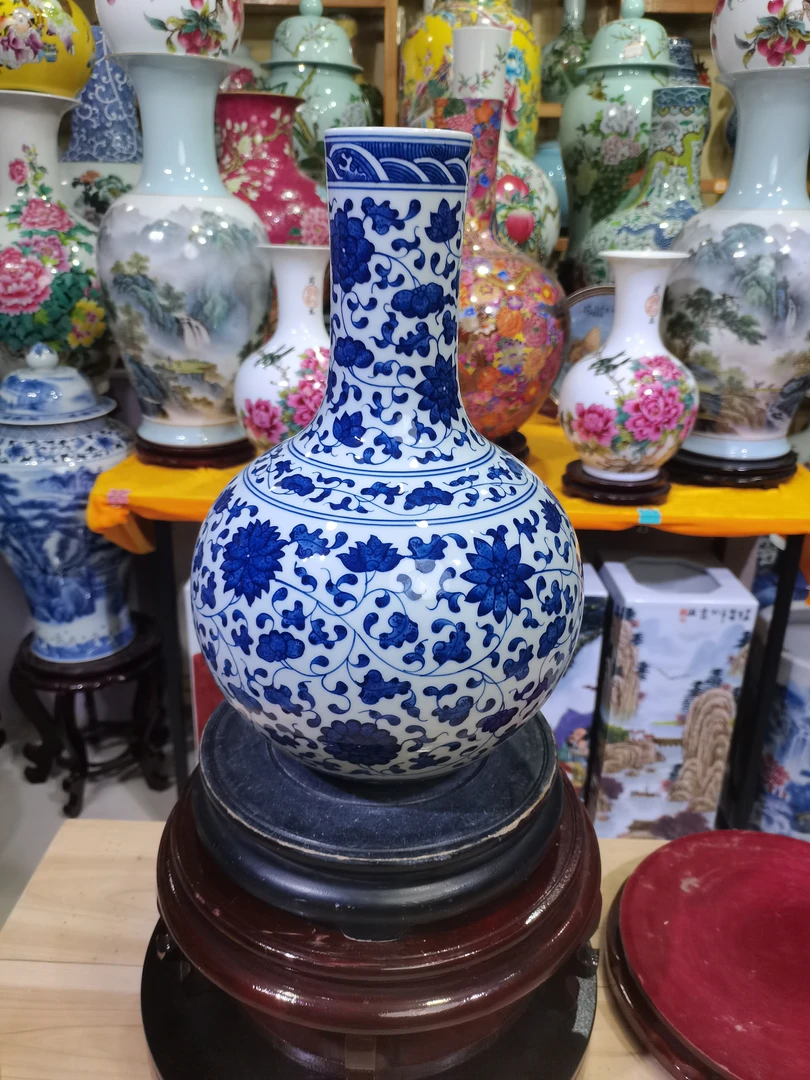 景德镇纯手工柴窑青花缠枝天球瓶