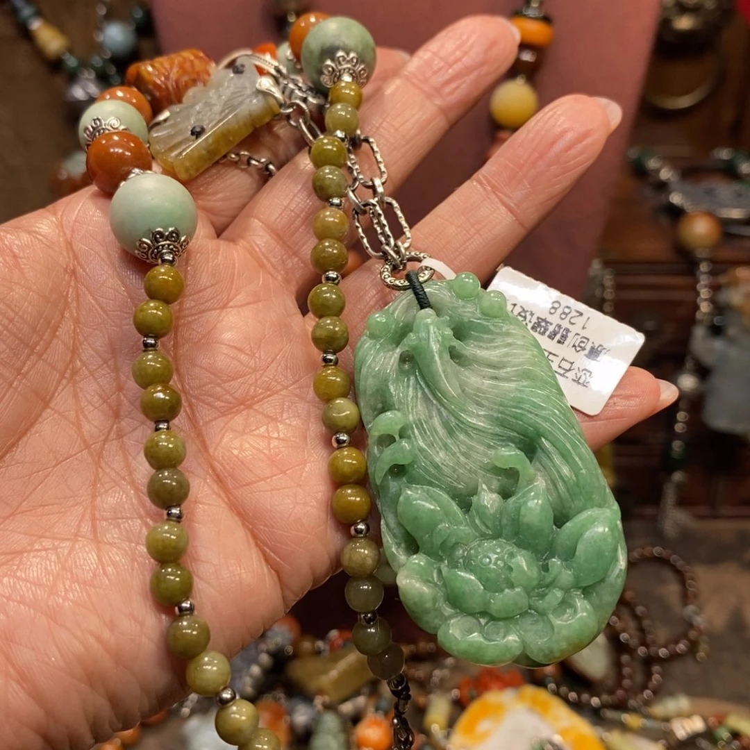 翡翠吊坠(赠链)未镶嵌