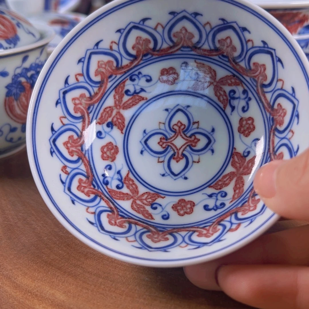 青花釉里红宝相纹卧足杯