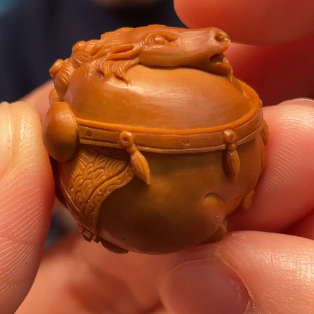 橄榄核唐马核雕作品
