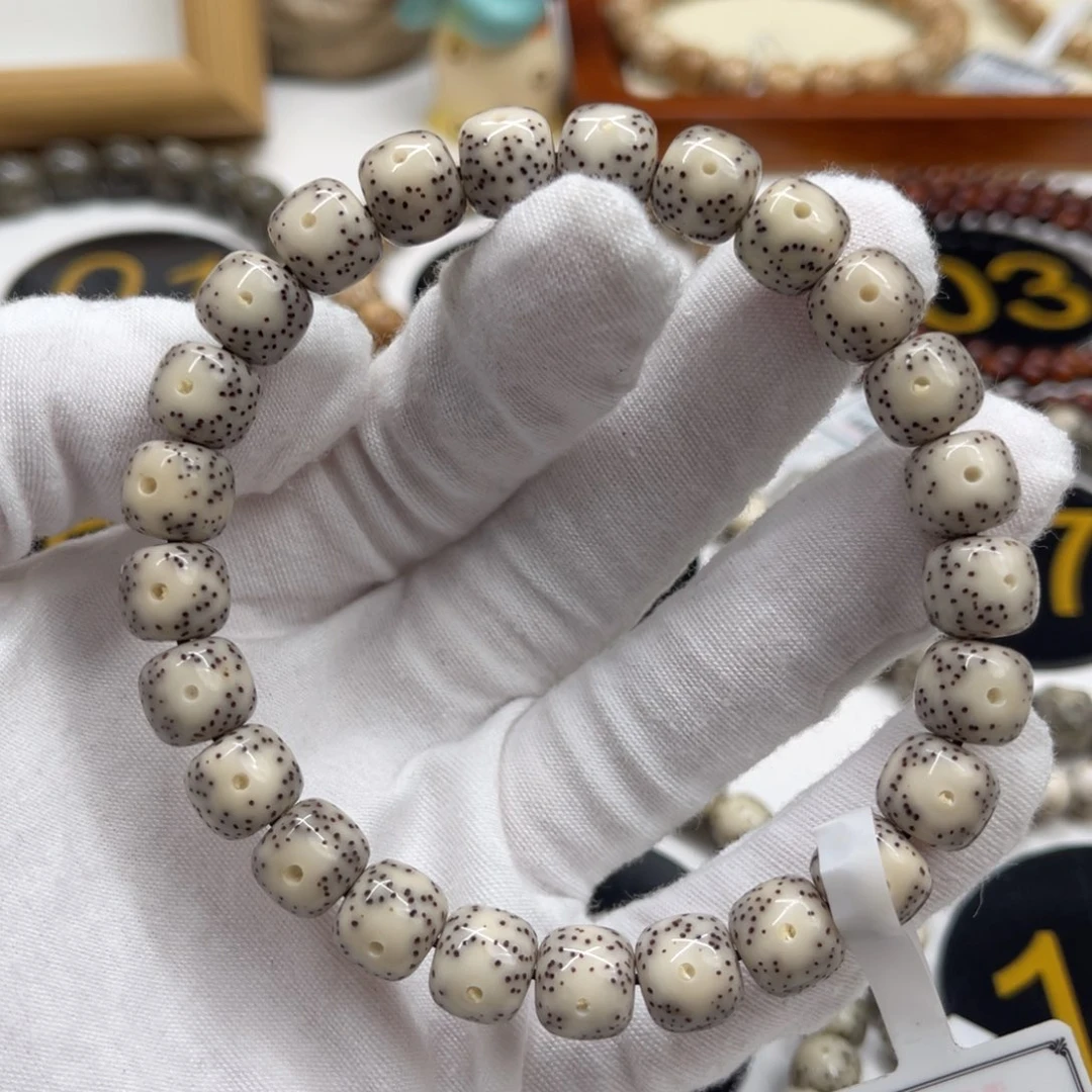 星月菩提手串1、骨瓷白9.5/8.5正月大眼睛星点稀疏规整