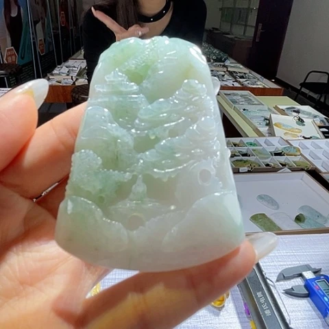 翡翠未镶嵌颈饰一个