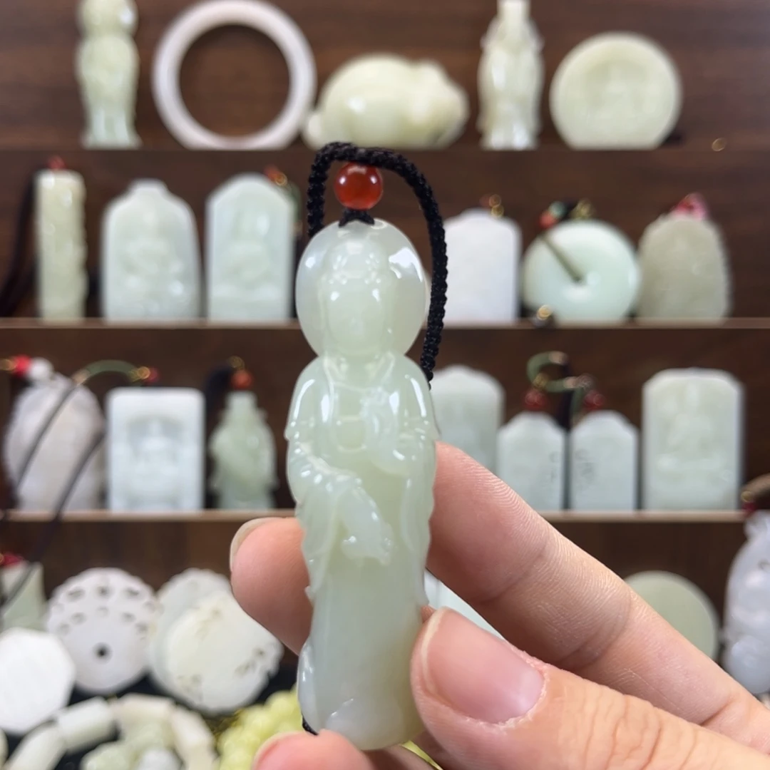 L***n和田玉未镶嵌颈饰和田玉观音