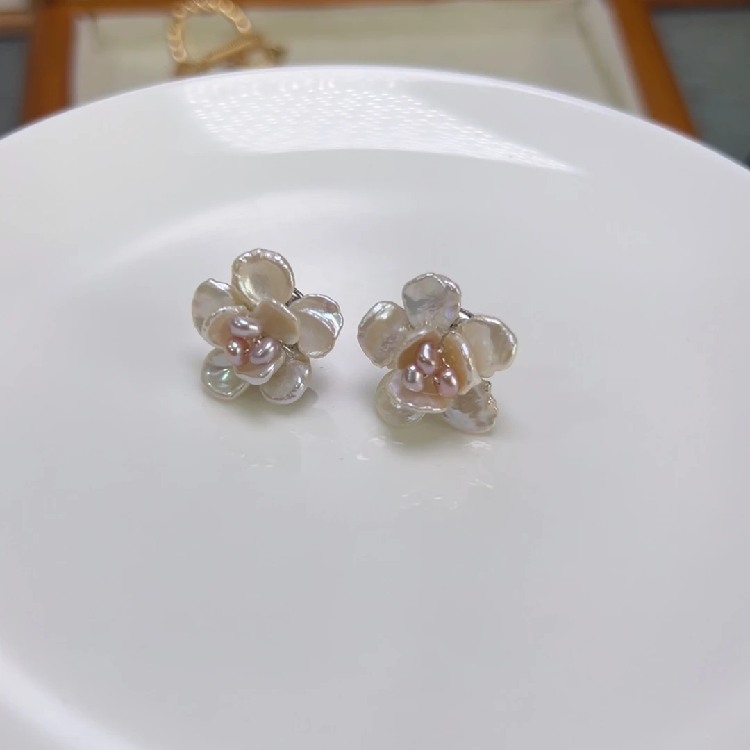 无磁石白色双层花朵耳钉