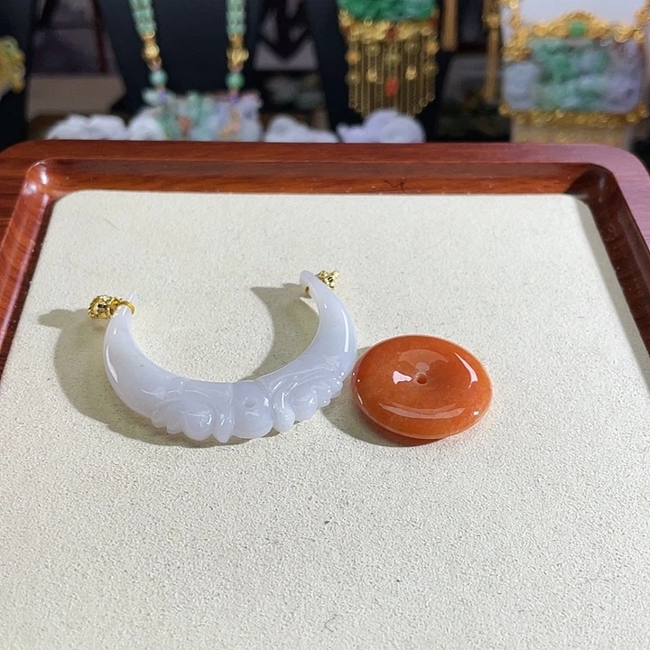 翡翠颈饰未镶嵌翡翠弯弯十平安扣