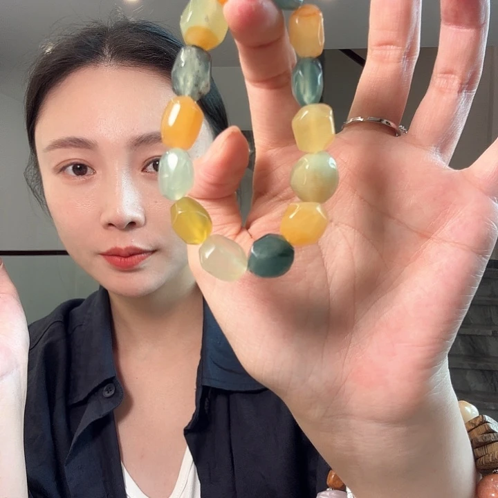 悦***颜未镶嵌蛇纹石玉颈饰
